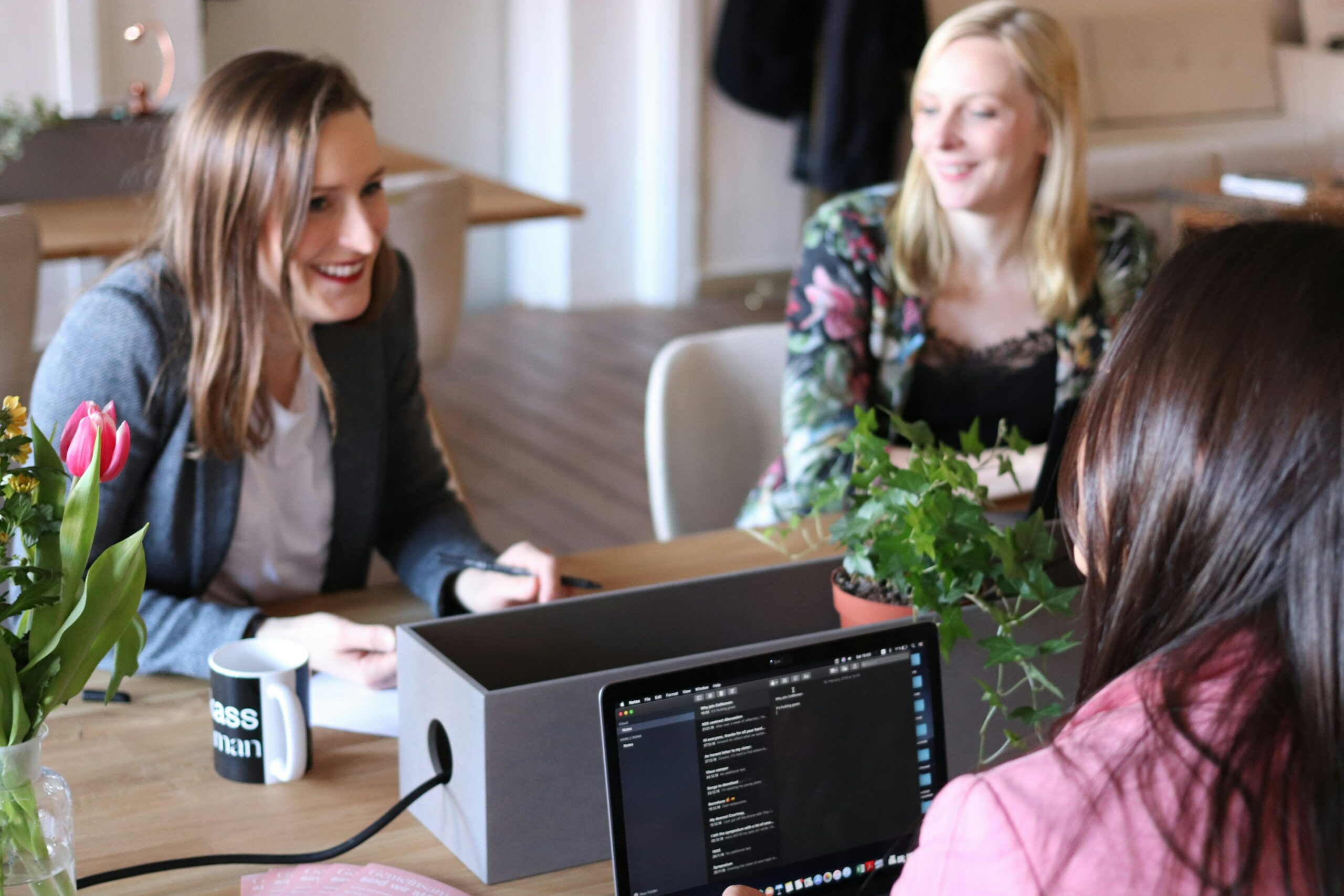 cowomen-cKQkMFzXHAI-unsplash Lernende im Beruf