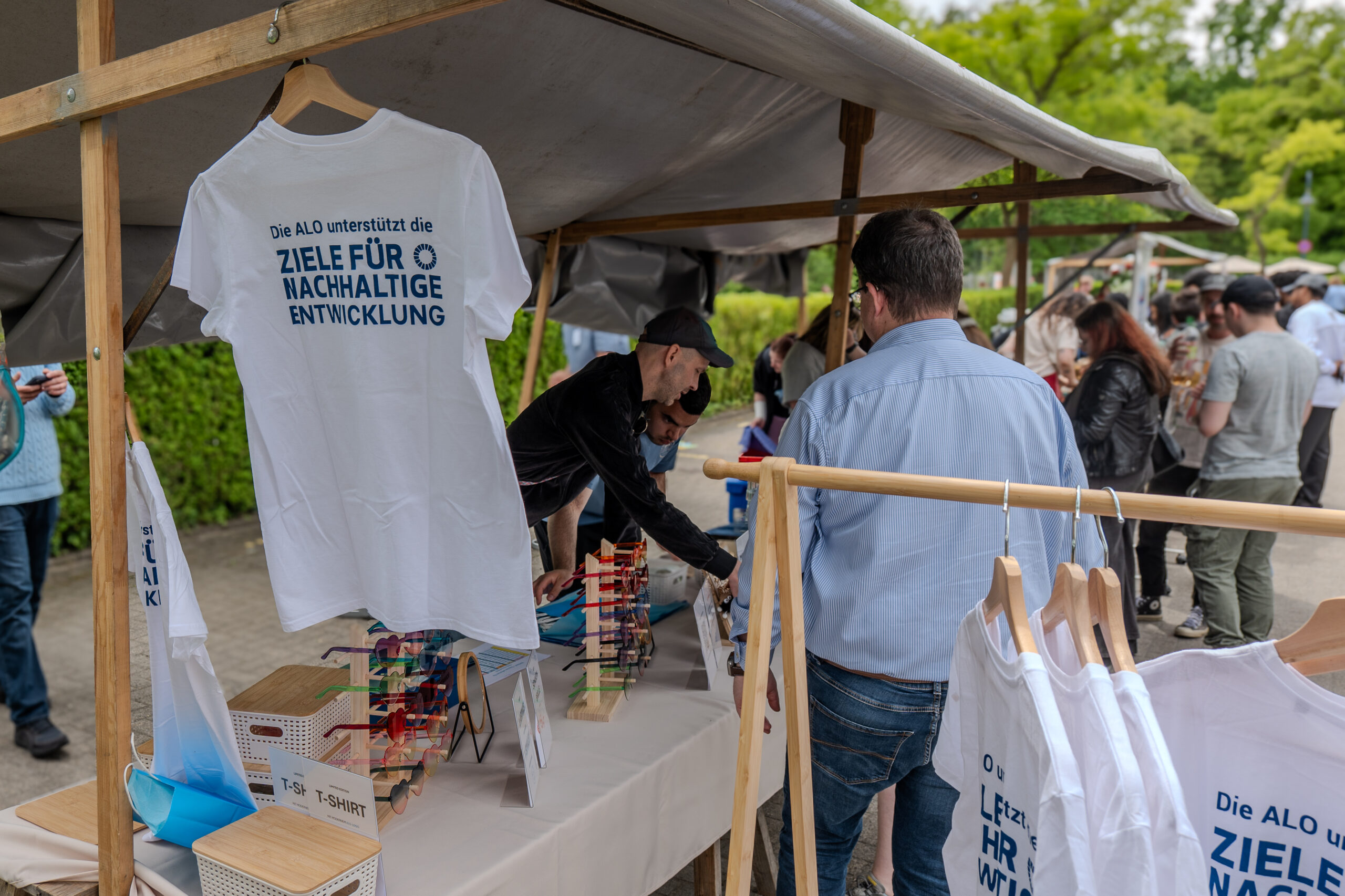 Marktstand an dem T-Shirts und Accessoires verkauft wurden